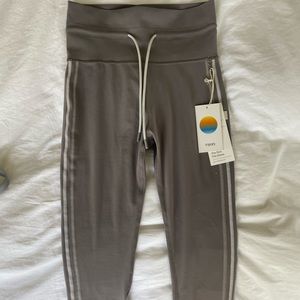 VUORI DAILY SPORT LEGGINGS SIZE SMALL GRAY